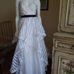 SZ 5 SPEECHLESS FORMAL/PROM GOWN